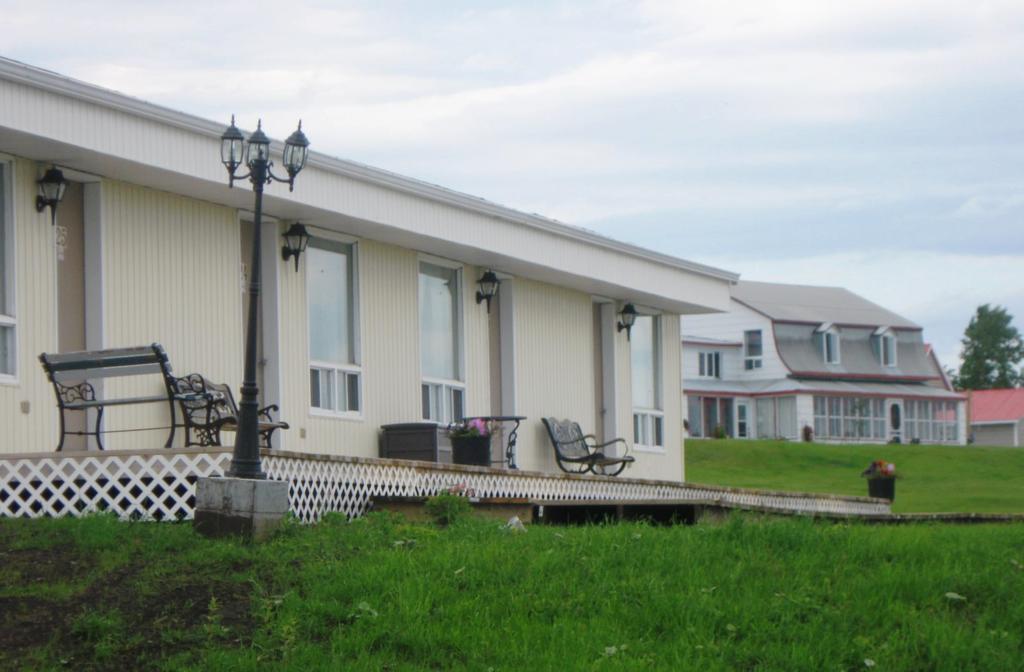 Motel De La Pointe Aux Bouleaux Baie-Sainte-Catherine Bagian luar foto