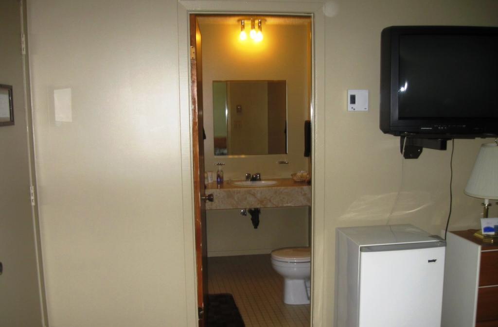 Motel De La Pointe Aux Bouleaux Baie-Sainte-Catherine Ruang foto