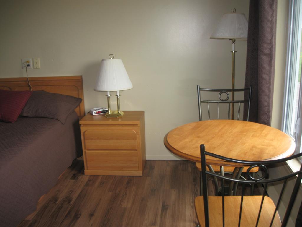 Motel De La Pointe Aux Bouleaux Baie-Sainte-Catherine Bagian luar foto